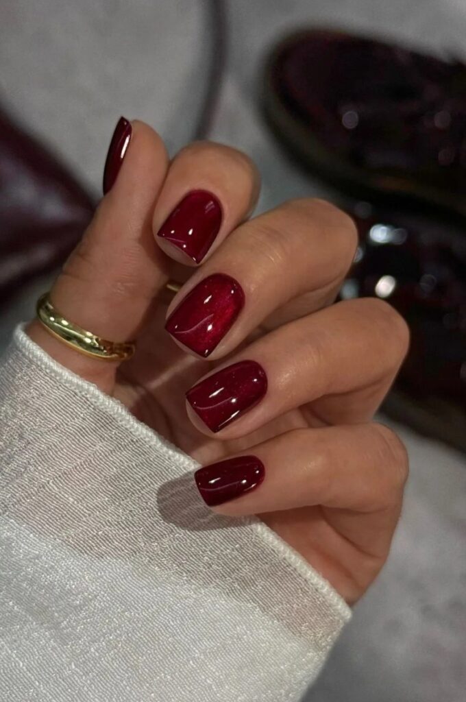 POV: you desire luxurious winter red nails that exude elegance. This velvety finish is the latest trend for the sophisticated season! The salon enthusiasts are referring to it as the “wealthy aunt red,” and we’re completely on board.